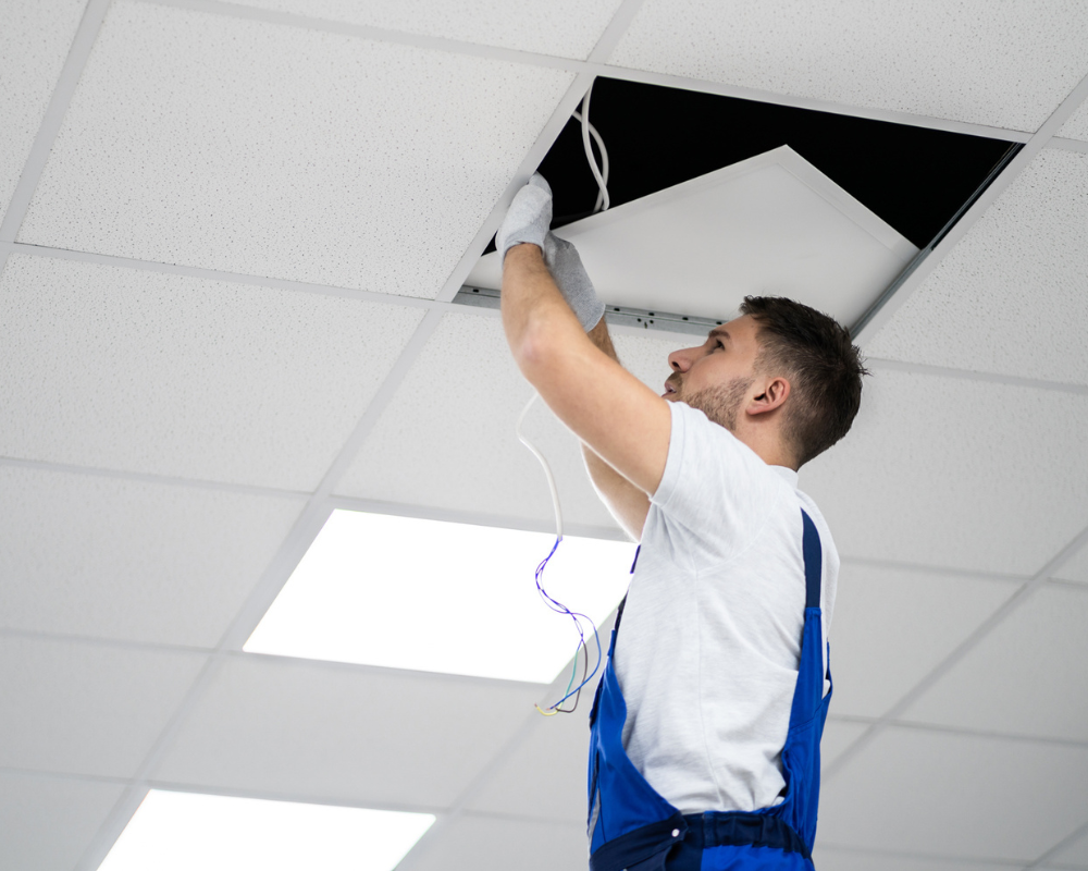 Elektriker beim Lampentausch